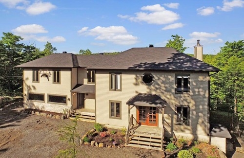Morin Heights Chalet De Esquí | Blue Hill Pool, spa, game room, mountain view