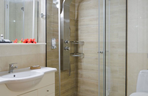 Astros Apartamento | Blue Horizon -Emerald Sea View Suite