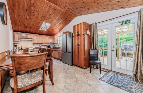 Lion's Head Cabaña | Blue Horizon: Sauna Retreat near Bay!