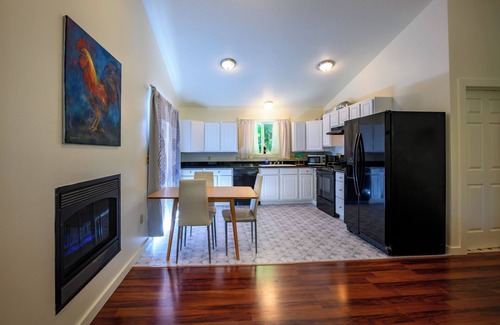 Central Oregon Casa | Blue House: country living close to everything