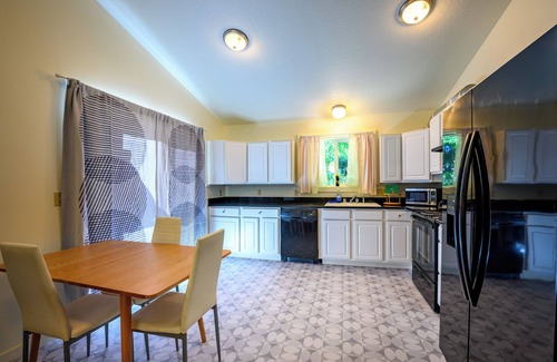 Central Oregon Casa | Blue House: country living close to everything