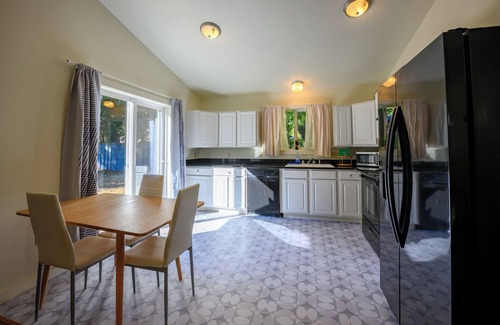 Central Oregon Casa | Blue House: country living close to everything
