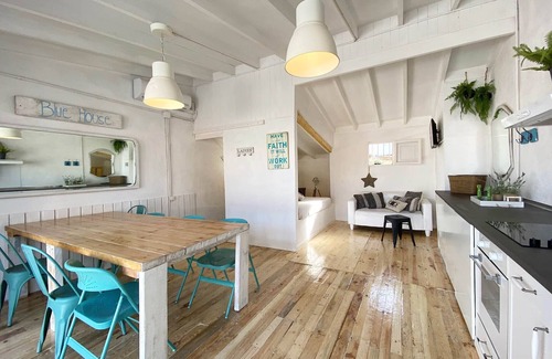 Provencals del Poblenou Casa | Blue House. Casa con piscina privada. Junto a la playa