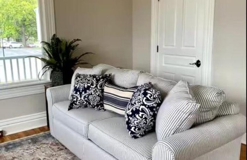 Maryville Casa | Blue House on Main - Pet Friendly