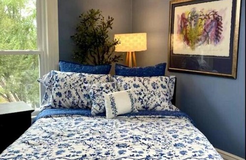 Maryville Casa | Blue House on Main - Pet Friendly