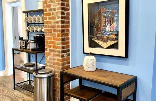 Maryville Casa | Blue House on Main - Pet Friendly