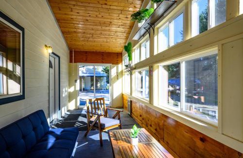 Central Oregon Casa | Blue House - private 2 bed, 2 bath home with garage