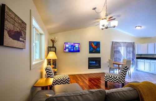 Central Oregon Casa | Blue House - private 2 bed, 2 bath home with garage