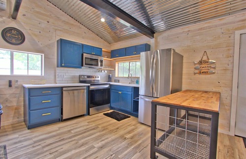 Blanco Cabina | Blue Jay Getaway - Walking Distance to Downtown Blanco!