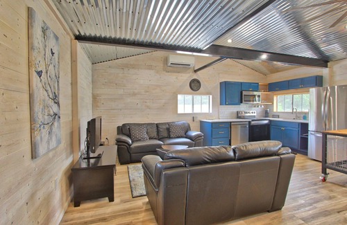 Blanco Cabina | Blue Jay Getaway - Walking Distance to Downtown Blanco!
