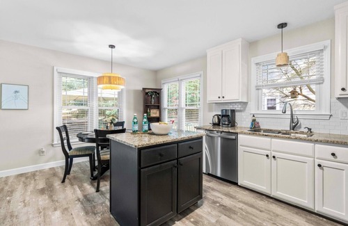 North Raleigh Casa | Blue Jay’s Retreat: King Bed & Fenced Yard