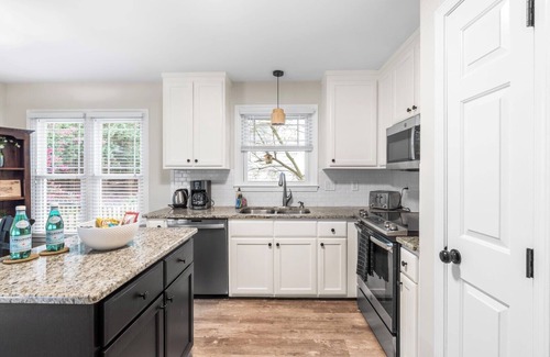 North Raleigh Casa | Blue Jay’s Retreat: King Bed & Fenced Yard