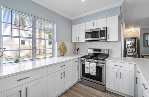 Old Northwood Casa | Blue Lagoon - Heated Pool, Mins to WPB + DT
