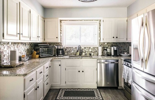 Cassopolis Casa | Blue Lagoon Lakehouse Deck Dock Grill