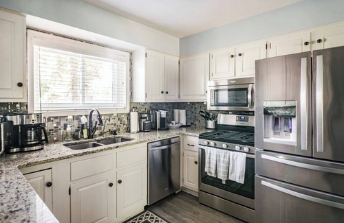 Cassopolis Casa | Blue Lagoon Lakehouse Deck Dock Grill