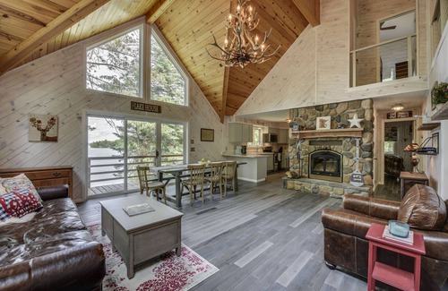 Grand Rapids Cabina | Cabina moderna de lujo en Deer Lake! ¡Motos de nieve bienvenidas! ¡HOT TUB para 2018!