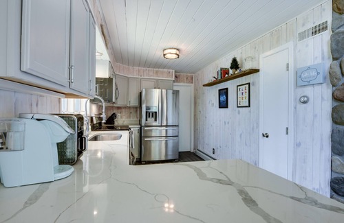 Grand Rapids Cabina | Cabina moderna de lujo en Deer Lake! ¡Motos de nieve bienvenidas! ¡HOT TUB para 2018!