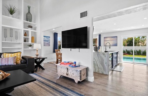 Florida North Atlantic Coast Casa | "Blue Lagoon" Waterfront, Heated Salt Pool