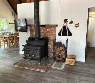 Arnold Casa | Blue Lake Chalet- 3 Bedroom + Loft/Pool Table in Arnold/Bear Valley (Pet-Friendly)