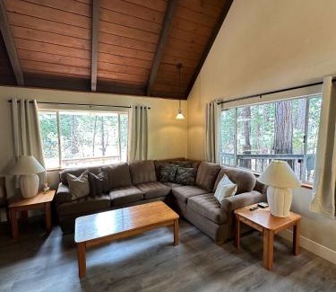 Arnold Casa | Blue Lake Chalet- 3 Bedroom + Loft/Pool Table in Arnold/Bear Valley (Pet-Friendly)