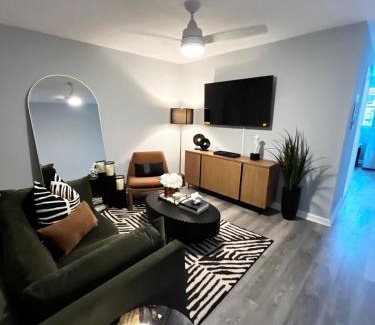 Wyman Park Apartamento | Blue Luxury House in Hampden