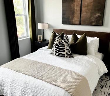 Wyman Park Apartamento | Blue Luxury House in Hampden