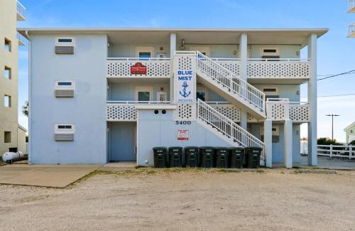 North Myrtle Beach Apartamento | Blue Mist Villas Unit 301 is a 3rd Floor Oceanfront Condo in Cherry Grove NMB