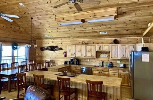 Clyde Cabina | Blue Moon Lodge: Reconnect with Family and Friends with Room to Spread Out!