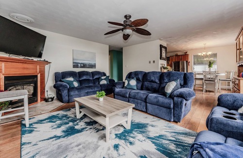 Wiarton Cabina | Blue Moon Waterfront Cottage w/ Hot Tub
