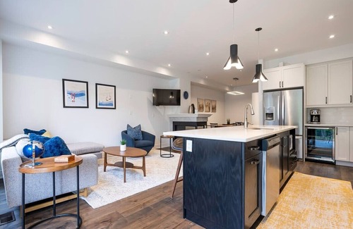 The Blue Mountains Casa | Luxury Townhome - Outdoor Pool / Shuttle to Blue