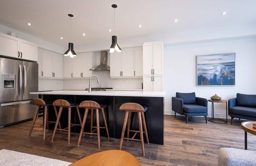 The Blue Mountains Casa | Luxury Townhome - Outdoor Pool / Shuttle to Blue