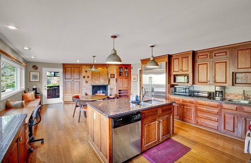 Batesville Casa | Blue Mountain Haven: 5 BR Hilltop Country Retreat
