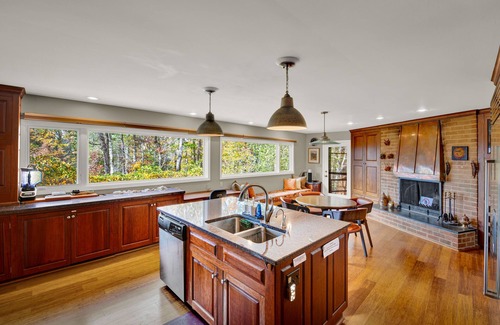 Batesville Casa | Blue Mountain Haven: 5 BR Hilltop Country Retreat
