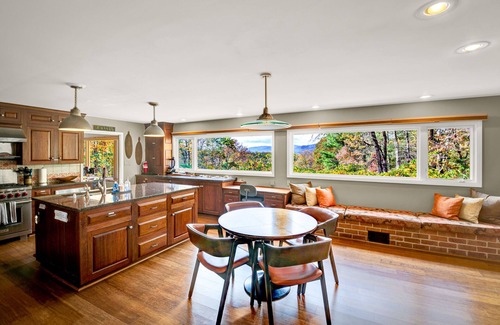 Batesville Casa | Blue Mountain Haven: 5 BR Hilltop Country Retreat