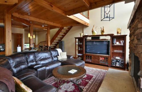 Craigleith Chalet De Esquí | Blue Mountain-Luxurious BlueSki George Chalet, Hot Tub, Pool, Gas Fireplace