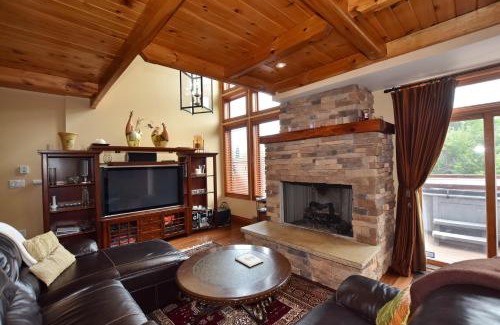 Craigleith Chalet De Esquí | Blue Mountain-Luxurious BlueSki George Chalet, Hot Tub, Pool, Gas Fireplace