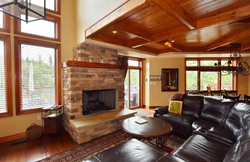 Craigleith Chalet De Esquí | Blue Mountain-Luxurious BlueSki George Chalet, Hot Tub, Pool, Gas Fireplace
