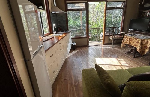 Hazelbrook Apartamento | Blue Mountains studio, wild bush garden, pets ok, discounts for over 6 day stays
