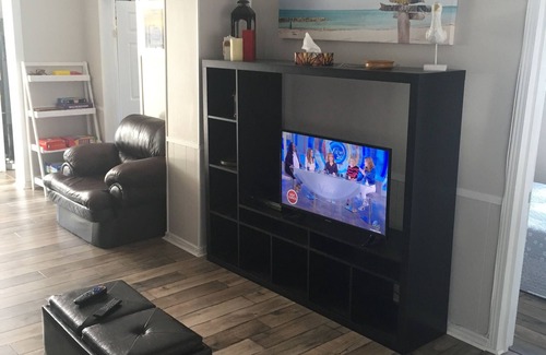 Port Stanley Cabaña | Blue on William - only a minute walk to the beach!