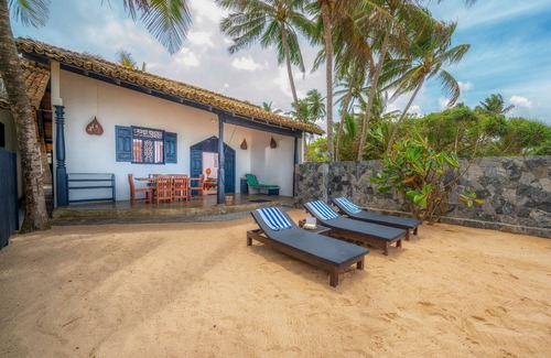 Hettimulla Villa | Blue Parrot Beach Villa Righ en la playa de arena blanca,