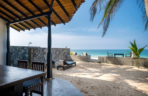 Hettimulla Villa | Blue Parrot Beach Villa Righ en la playa de arena blanca,