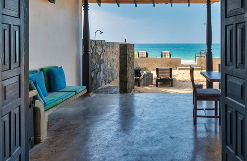 Hettimulla Villa | Blue Parrot Beach Villa Righ en la playa de arena blanca,