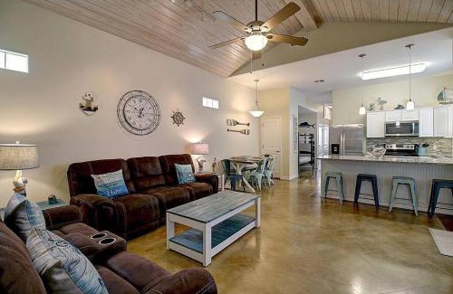 Port Aransas Casa | Blue Pelican at Pirates Bay Resort