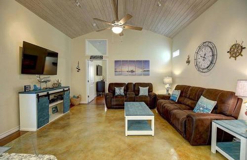 Port Aransas Casa | Blue Pelican at Pirates Bay Resort