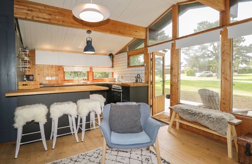Dornoch Cabaña | BLUE PINE LODGE, family friendly, with open fire in Dornoch