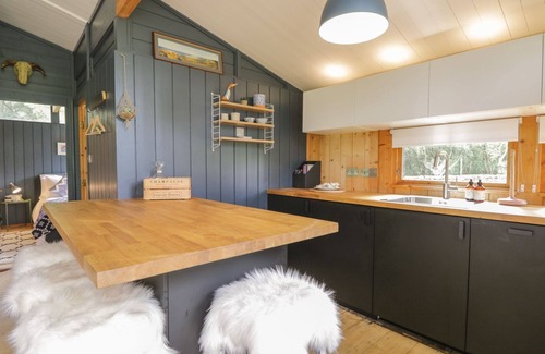 Dornoch Cabaña | BLUE PINE LODGE, family friendly, with open fire in Dornoch