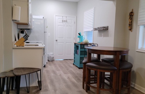 West Fairfax Cabaña | Blue Ridge Avenue Guest House