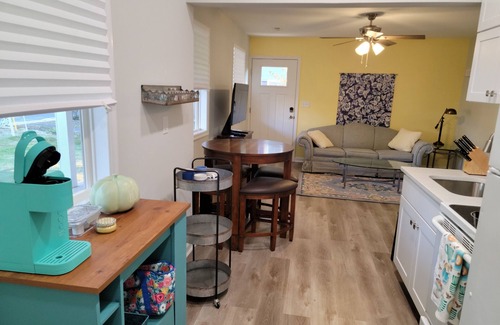 West Fairfax Cabaña | Blue Ridge Avenue Guest House
