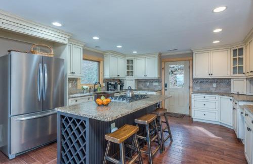 Weaverville Casa | Blue Ridge Bliss Gorgeous home with hot tub & stunning views