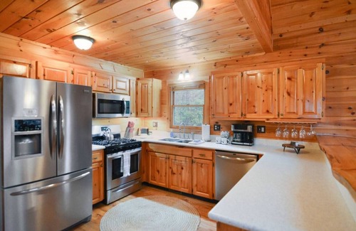 Ridgeline Vistas Cabina | Blue Ridge Cabin: Mountain Views: Couple's Paradise: Hot Tub: Fire Pit: Arcade
